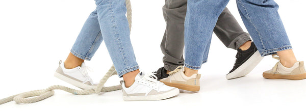imagen de los pies de 3 personas con calzado barefoot