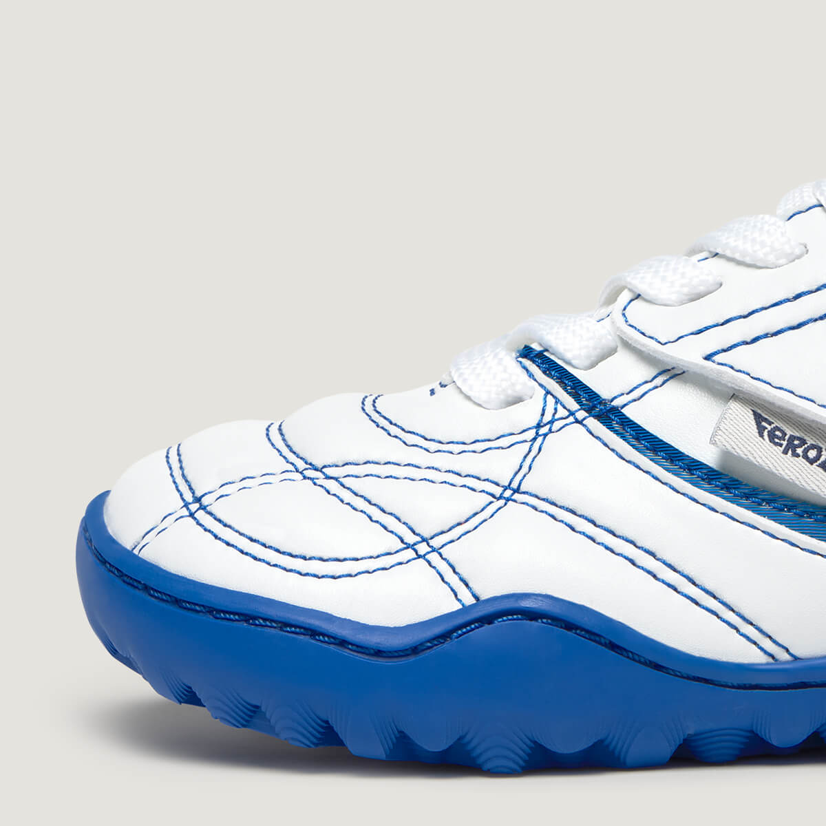 Detalle Amunt Zapatilla de futbol barefoot | Blanco Azul Royal Microfibra