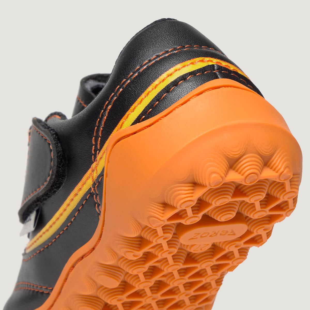 Detalle  Amunt  Zapatilla de futbol barefoot | Negro Naranja Microfibra