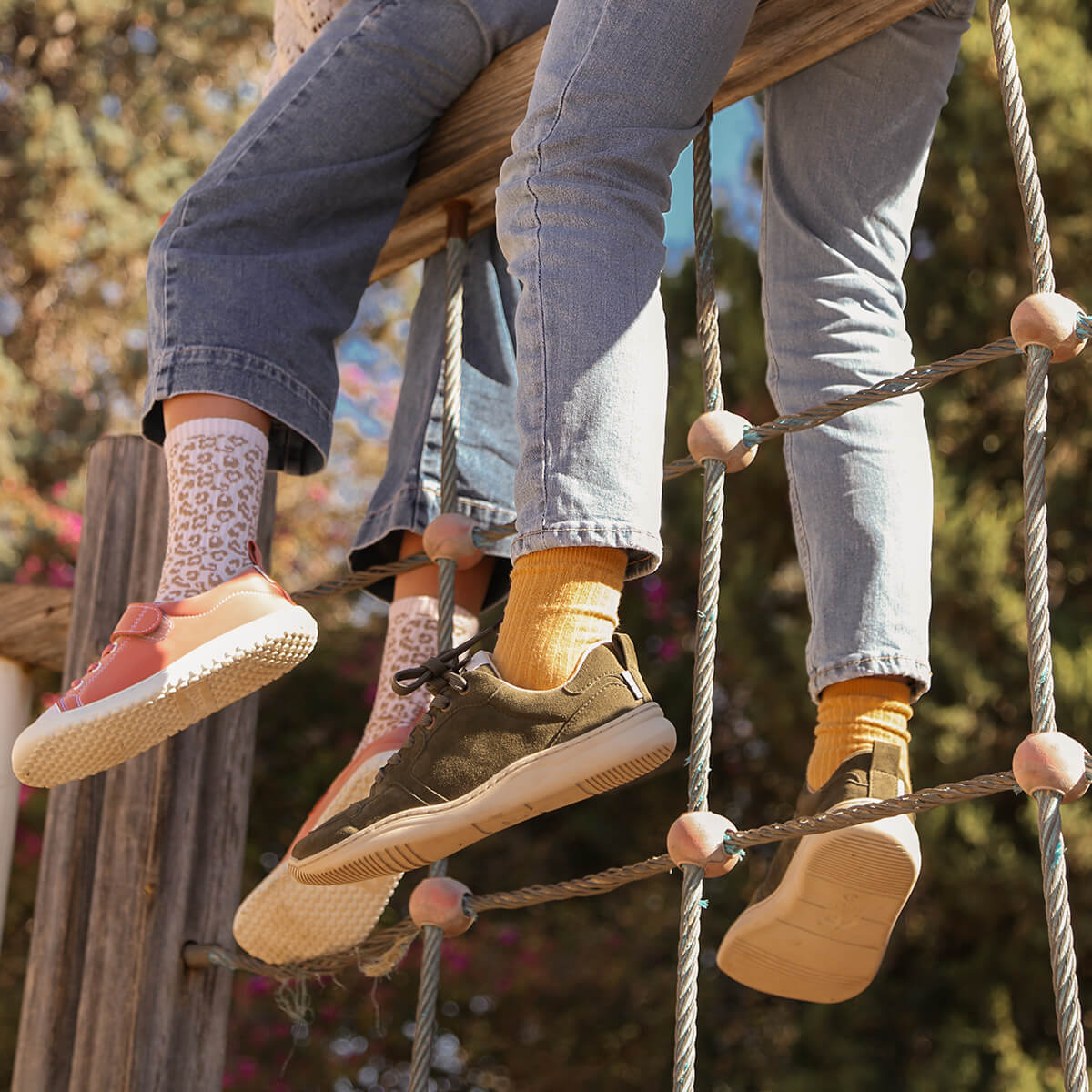 Pies de niños jugando en parque