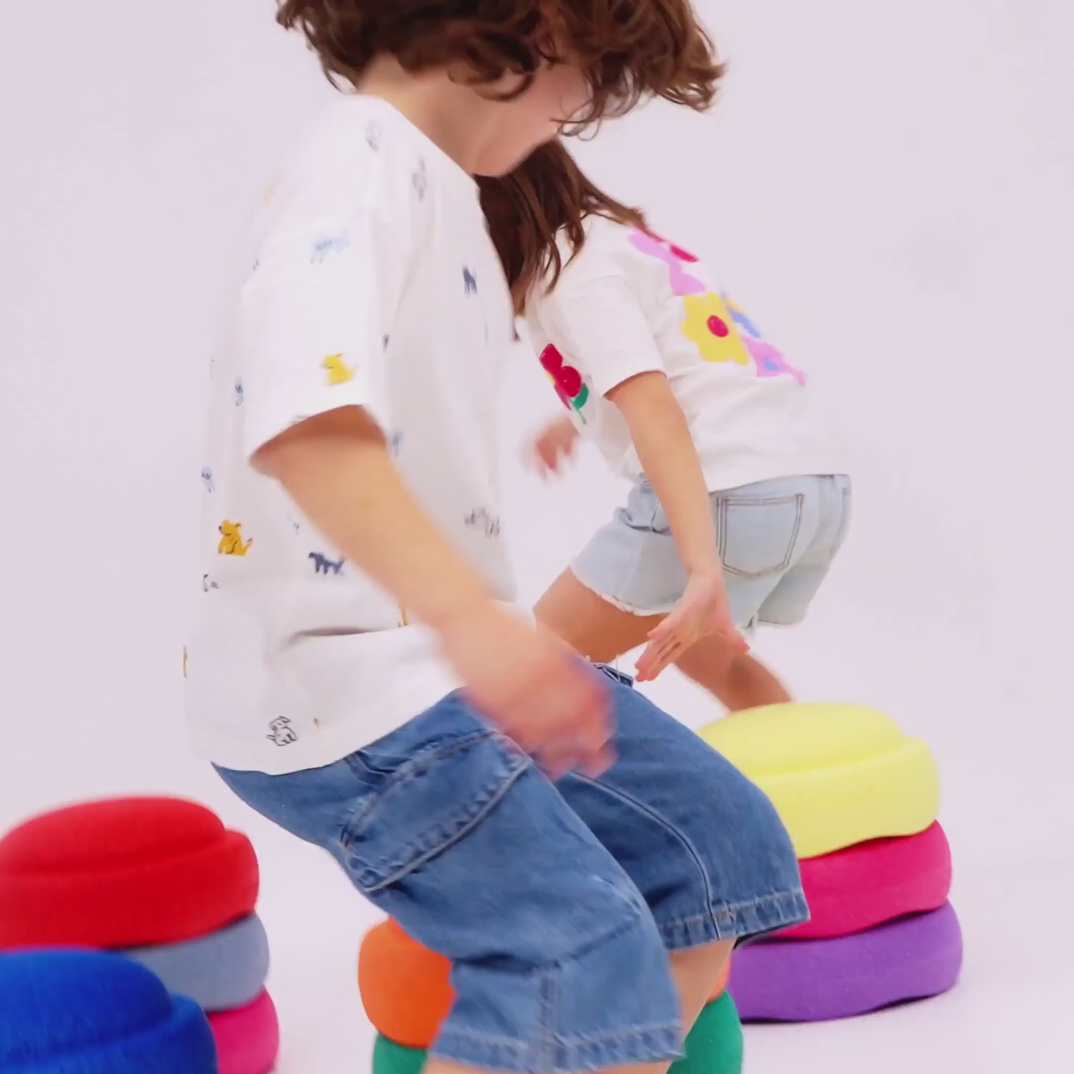 Video de asandalias barefoot infantiles Oliva Sanroc mostrando su ligereza y movimiento natural del pie, ideales para desarrollo saludable y uso diario  | Kaki Microfibra Nobuck