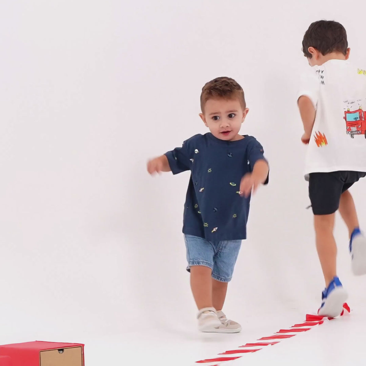 Video de zapatillas para bebé modelo Tibi, con diseño ergonómico y respetuoso para el desarrollo saludable del pie